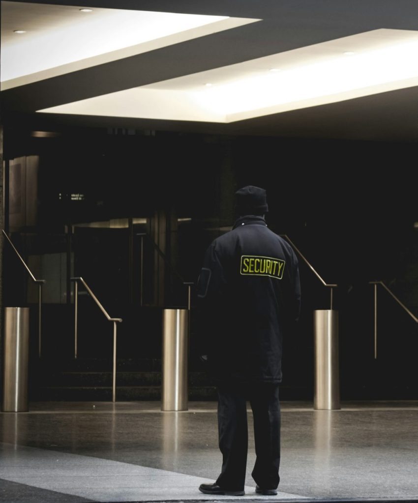 Sicherheitsbeamter steht auf dem grauen Boden